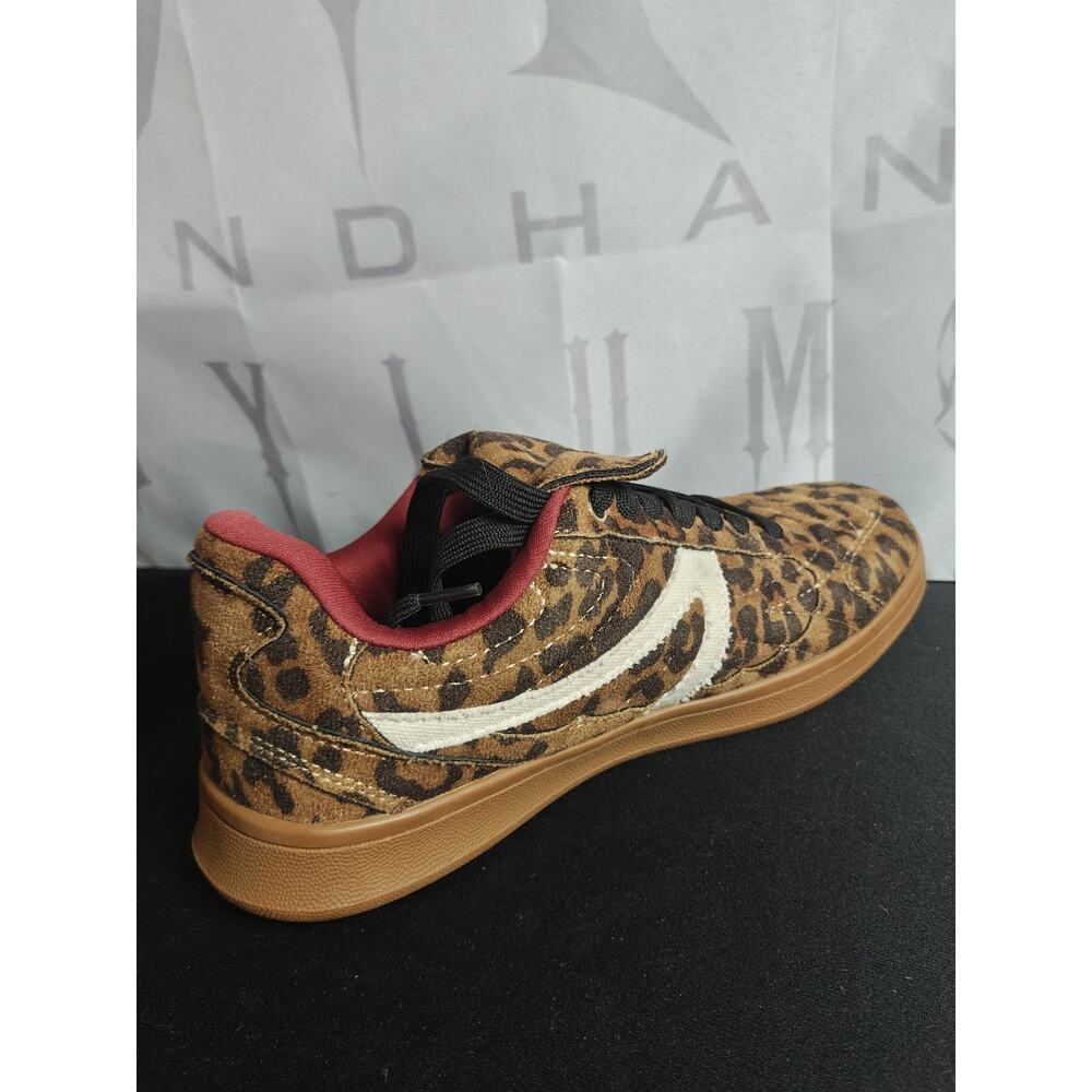 Cushionaire Women's 6.5 Astro Retro Fold Over Shoes Leopard Animal Print New - Picture 9 of 15